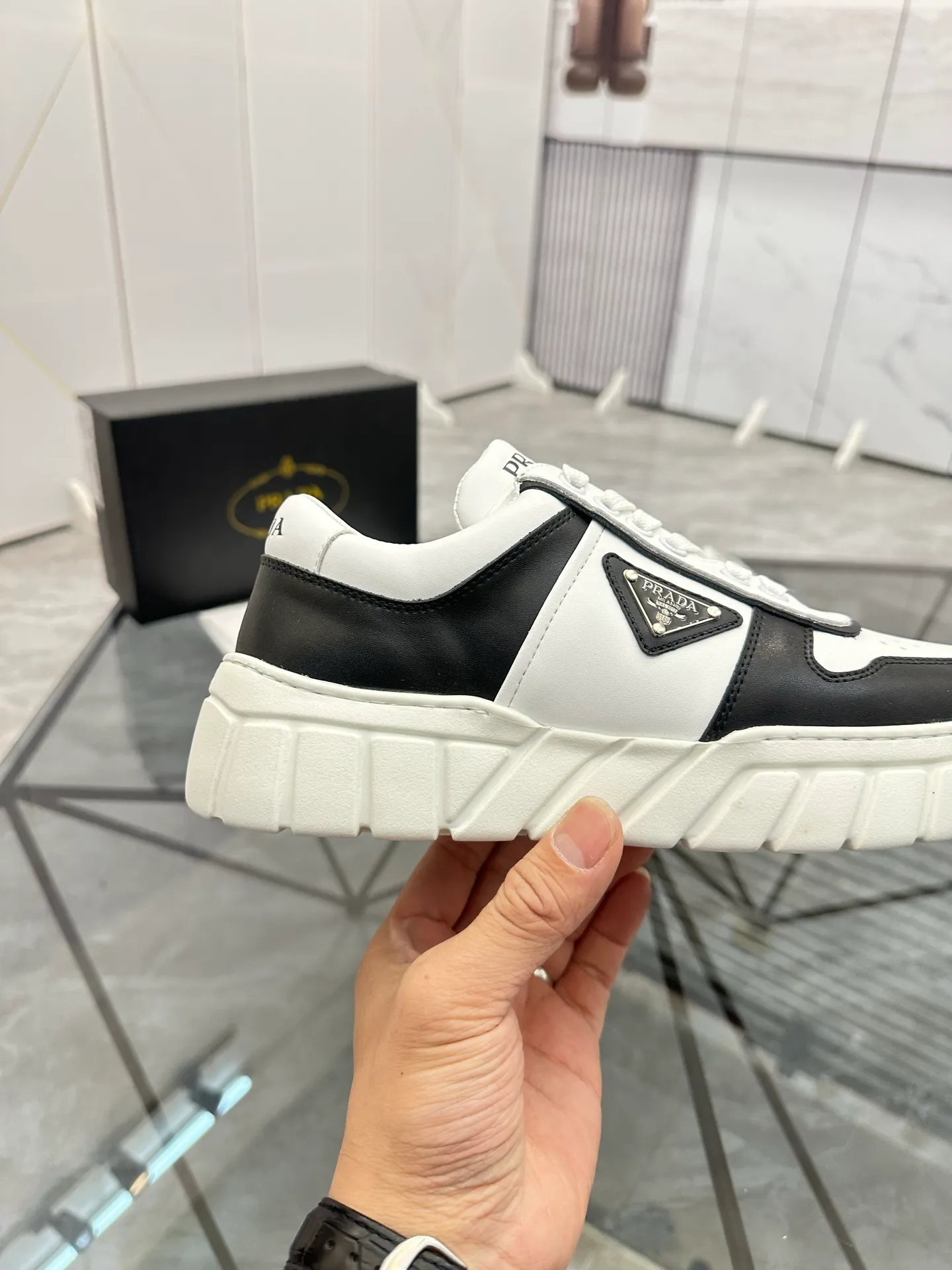 Men's shoes: 💰P420¥ Product trademark: Prada *"Prada*" low-top casual shoes Regular size: 38-44 (can be customized to 45) Product materials: imported cowhide upper, sheepskin lining, original outsole. Number: 020